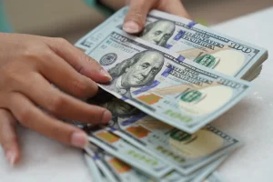 Dólar hoje R$ 5,588, queda de 11,17% em 2025, o que explica a desvalorização