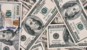 Dólar sobe 0,41% para R$5,5439 em ajustes de fim de ano e ata do Fed