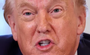 Trump impõe tarifas a 8 países da UE com aumento para 25% agora sobre Dinamarca e outros